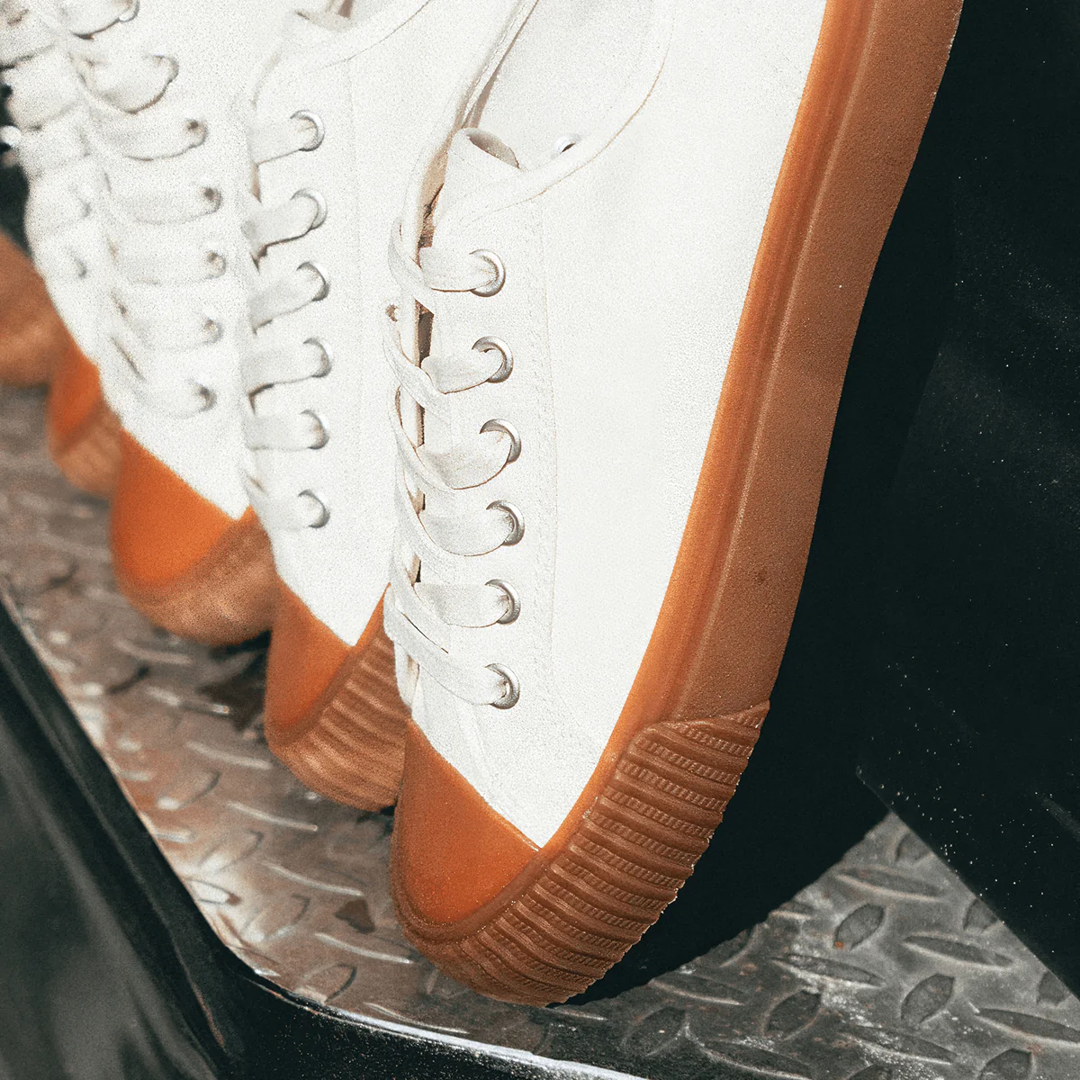 Center Low-Top Off-White/Gum - Image 11
