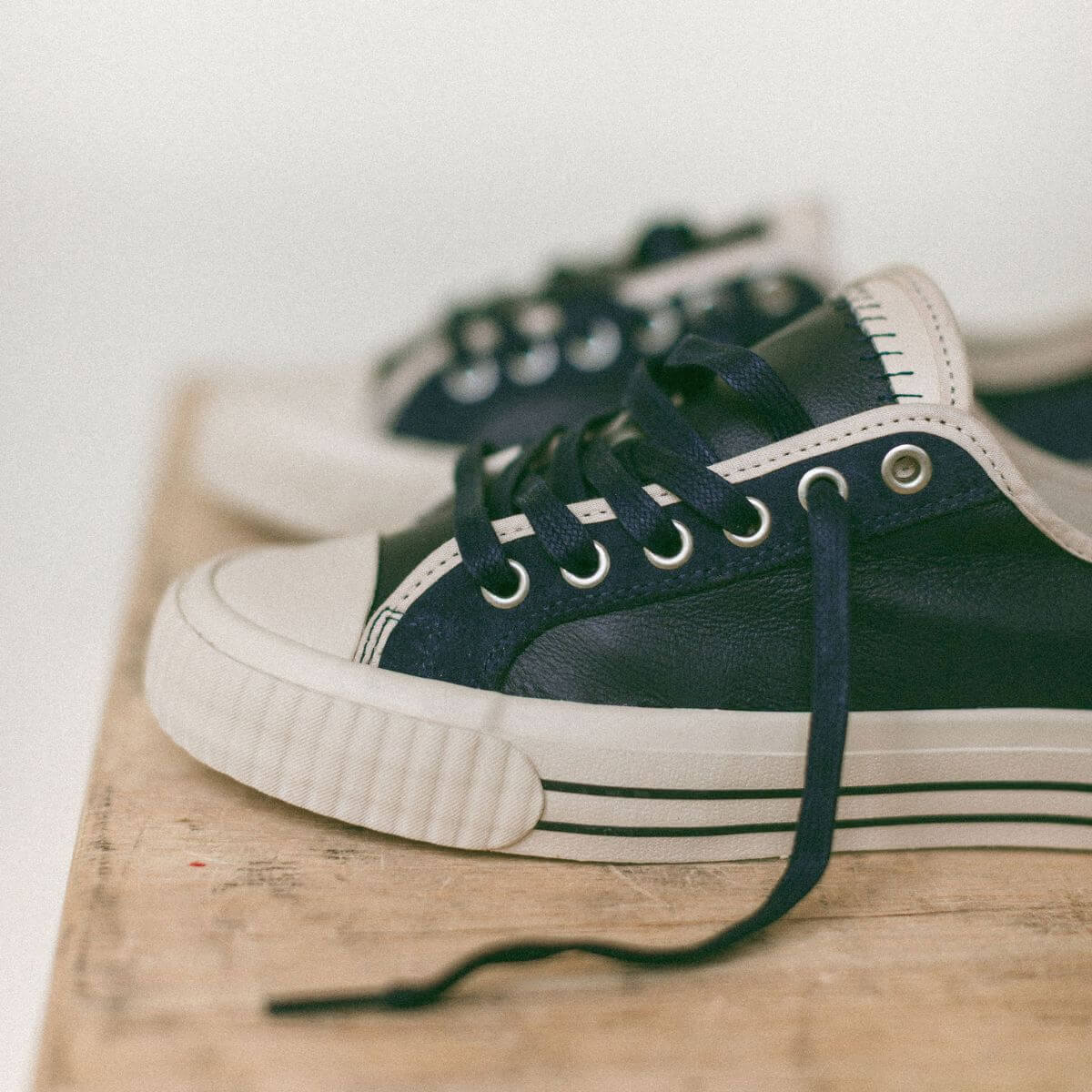 Center Vintage Low-Top Navy/Antique White - Image 15