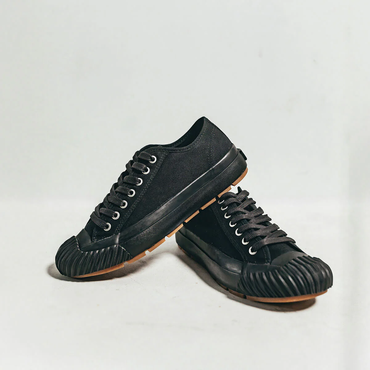 Grounder Low-Top Black/Gum - Image 5