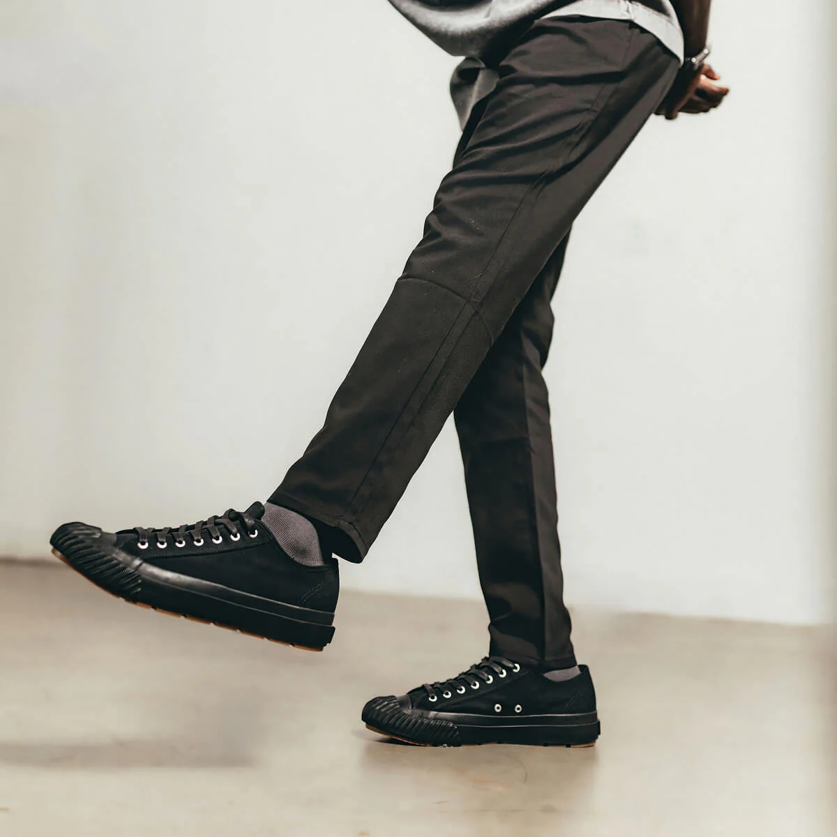 Grounder Low-Top Black/Gum - Image 8
